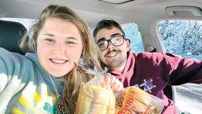 美 폭설 도로에 갇힌 사람들 구한 ‘빵 나눔’