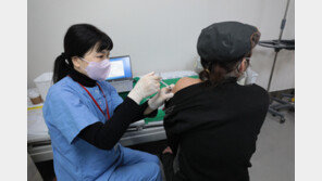 고령층 3차 접종률 증가에 확진자 비중 35.8%→21% 감소