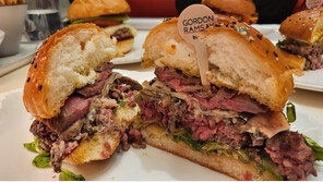 “햄버거 한끼 14만원?”…韓 상륙 ‘고든램지 버거’ 뭐가 들었길래