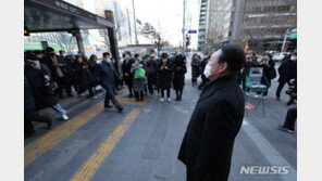 윤석열, ‘지옥철’ 타고 출근…李 연습문제 풀기 잰걸음