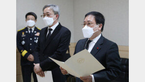 文대통령 “세 소방관, 책임감·용기로 화마와 맞서”…유영민 실장 빈소 조문
