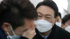尹, 출근인사 연습 풀고 ‘지옥철’ 실전…이준석 전략 품고 ‘청년 속으로’