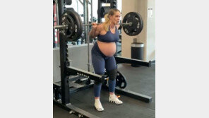 “출산 한달 만에 스쿼트 100㎏”…걸크러쉬 美엄마의 저력