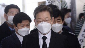 이재명, 평택 소방관 조문…침통한 표정으로 애도