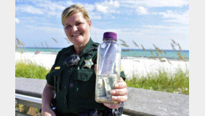 美 소녀가 바다에 던진 유리병 편지…“5000㎞ 건너 英부부 손에”