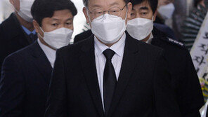 순직 소방관 조문한 이재명에 유족 “제발 우레탄 좀”