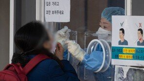“접촉자·유증상자 우선 PCR 검사…경증 동네병원서 진료”