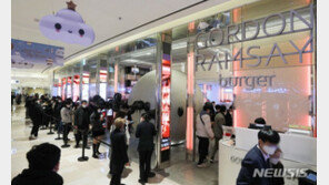 고가 논란 비웃듯 고든램지버거 개점일 ‘북새통’…거리두기는 ‘실종’