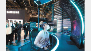 휘어진 스크린… “점점 빠져드네”