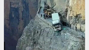 어떻게 이런 일이…대형트럭 3일 동안 절벽에 매달려 있어