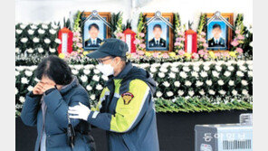 “가슴 멘다”던 文대통령, 평택 순직 소방관 영결식서 눈물