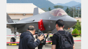 송영길, F-35A 동체착륙 조종사 격려 “어떤 칭찬으로도 부족”