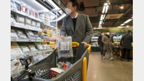이마트 찾아 ‘멸치·콩’ 집어든 윤석열…혹시 멸공?