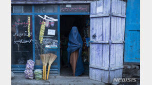 탈레반, ‘여성 히잡 써라’ 포스터 부착…공포조장 의도