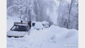 파키스탄 무리서 폭설에 막힌 차량 탑승자 최소 22명 동사