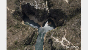 브라질의 거대한 폭포절벽 붕괴, 관광선 덮쳐 5명 사망