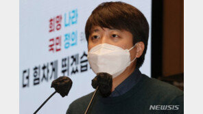 이준석 ‘성상납 의혹’, 경찰로 이송…“檢수사대상 아냐”