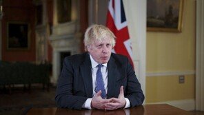 존슨 英 총리, 코로나 봉쇄 중 와인파티 또 제기돼