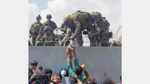 담장 너머 미군에게 건네진 생후 2개월 아기…가족 곁으로