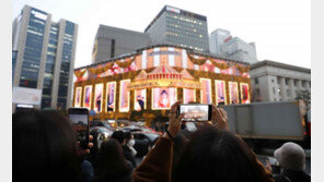 ‘인증샷 찍으러 백화점으로’…랜드마크 만드니 MZ세대 ‘북적’