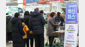 정부 “사적모임 4명·영업시간 9시 제한 조치 완화 검토”