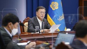 文대통령 “먹는 치료제 이번 주부터 사용…4차 접종 결론내야”