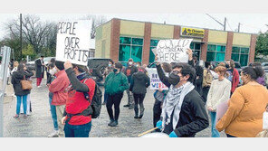 “회사 관둔다” 美서 인증샷 릴레이… 한쪽선 무급 병가 “아파도 출근”  