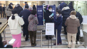 방역패스 적용 첫날… “인권침해” 고성 항의에 경찰 출동하기도