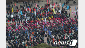 여의도서 ‘민중총궐기’ 대규모 집회…“文정부, 촛불 등에 업고 배신”