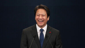 UAE서 칼둔 만난 임종석 “천궁 수출은 시작에 불과”