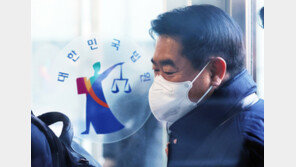 “소설 쓰시네” 했던 최윤길 전 성남시의장, 영장심사 출석하며 “죄송하다”