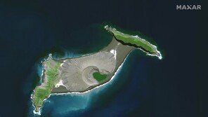 ‘해저화산 폭발’ 통가, 잿빛에 지형도 바뀌어…사망 3명 첫 확인