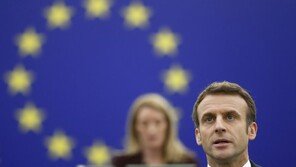 마크롱 “EU, 美 의존 줄이고 러와 독자 협상해야”