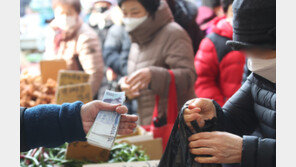 서민 체감물가는 팍팍한데…홍남기 “사과·닭 빼면 성수품 가격↓”