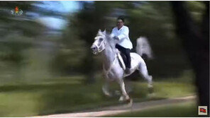 김정은, 측근 4인방과 백마 타고 ‘질주’… 국방 성과 등 과시