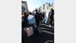 연휴 마지막날 붐비는 전국 코로나 검사소[청계천 옆 사진관]