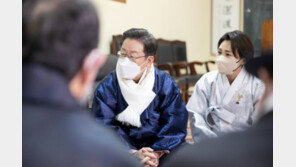 ‘의전 논란’ 김혜경 “공사 못가려 송구”…野 “명백한 불법”