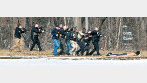 “꼼짝 마”… 2명 살해 美브리지워터대 총격범 체포