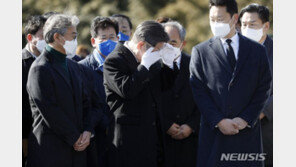 ‘盧 정신 회상’ 윤석열 울컥에…이재명 “특이한 행동”