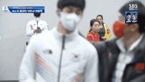 “선배 대우 원하냐”…中코치 안현수, 韓대표팀 쓰담쓰담에 ‘뭇매’