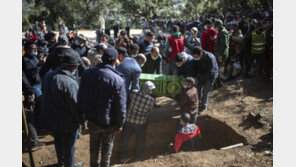 눈물바다 된 우물에 빠져 사망한 모로코 5세 소년 장례식
