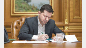 우크라 대통령 “바이든 와달라” SOS… 한국기업 현지직원 철수 