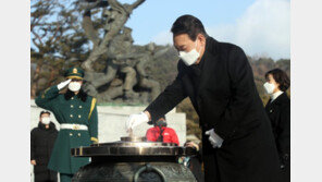 尹 현충원 참배…“위대한 국민과 자랑스러운 나라 만들겠다”