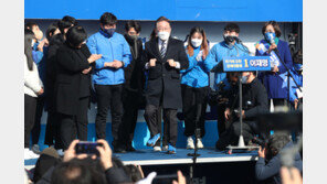 파란 운동화 선물 받은 李 “부산이 승리 만들어 낼 것”