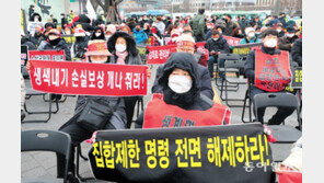 “확진자 추적도 안하는데… QR코드는 왜 찍나”