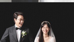 ‘이장원♥’ 배다해, 결혼 3개월에 공개한 웨딩화보 ‘애정 가득’