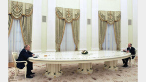 푸틴 “전쟁 원하지 않는다”… 숄츠 “러군 철수는 좋은 소식”