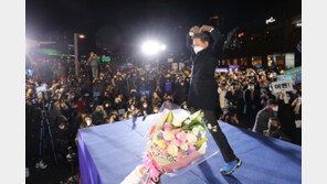 강남 간 李 “경제 부스터샷으로 코로나 극복…청년기회국가 만들 것”