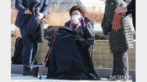 이용수 할머니, 칼바람 맞으며 文 면담 요구…“CAT 더는 못 기다려”