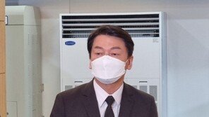 유세 첫날 동지 잃은 안철수 후보, 오후 5시 조문